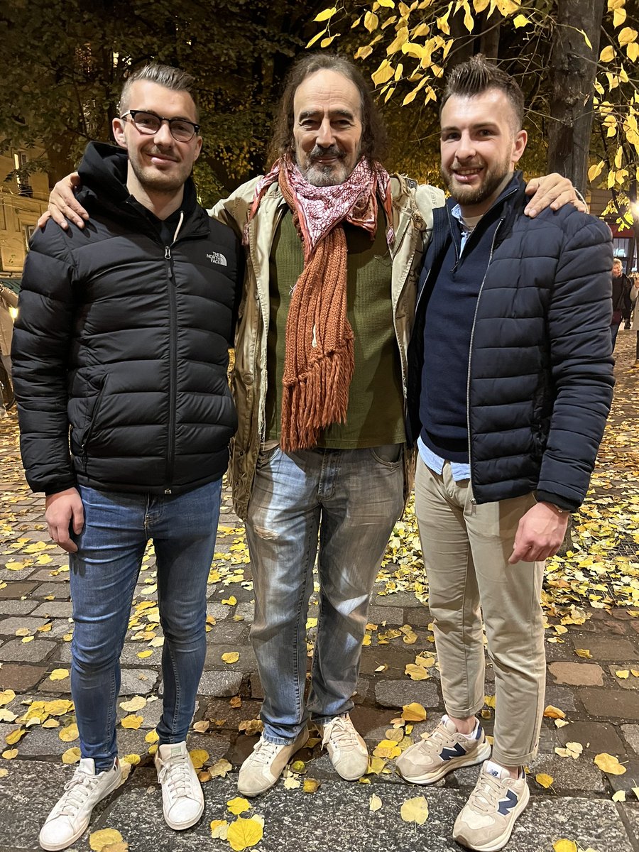 MChevalliot's tweet photo. Un rêve de rencontrer le King 👑 ! Super concert ! #CantonaSingsEric 🪄 

Un plaisir d’avoir également rencontré l’inégalable @DidierRoustan ! 🧩🧩

#Cantona #MUFC https://t.co/0azxHvnLUh