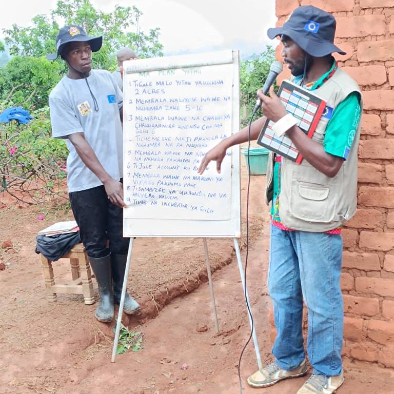 FAOMalawi's tweet photo. #KULIMA #Afikepo Handover Ceremony

"Record keeping trainings have benefited our Farmer Field School a lot. We are able to follow our expenditures, incomes and profits. The figures are visible to all members", Hastings Nyirenda, Community Based Facilitator, Nkhatabay District. https://t.co/zUxVGruRVn