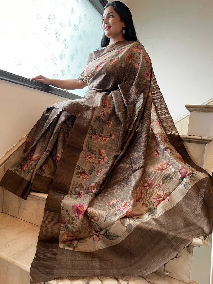 sohumsutras's tweet image. Unveiling the artistry of Tussar!  Dive into the realm of exquisite craftsmanship with this Pure Tussar digital print saree. For more details, contact us on:
WhatsApp +919810530027. ( wa.me/message/IMETRH… )
OR
linktr.ee/sohum_sutras #TussarElegance #DigitalPrintMagic
