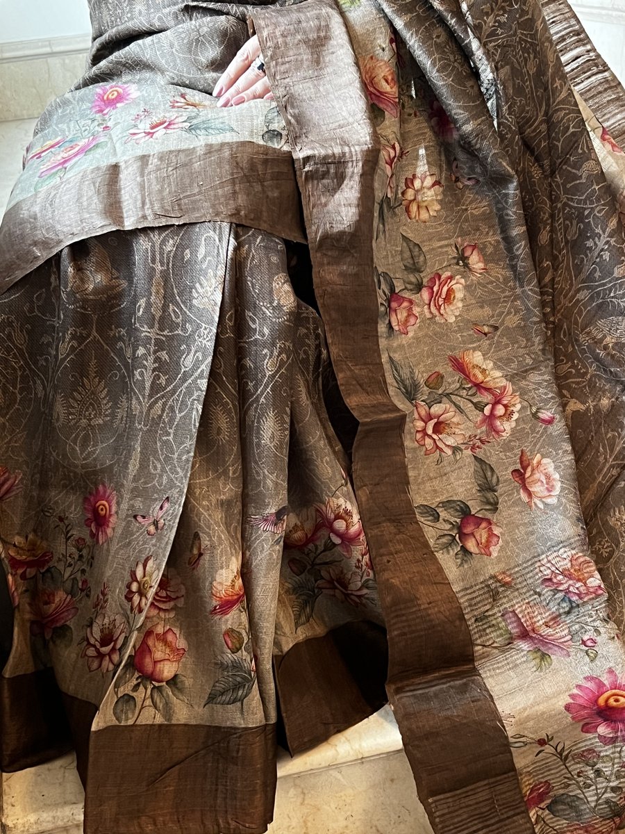 sohumsutras's tweet image. Unveiling the artistry of Tussar!  Dive into the realm of exquisite craftsmanship with this Pure Tussar digital print saree. For more details, contact us on:
WhatsApp +919810530027. ( wa.me/message/IMETRH… )
OR
linktr.ee/sohum_sutras #TussarElegance #DigitalPrintMagic