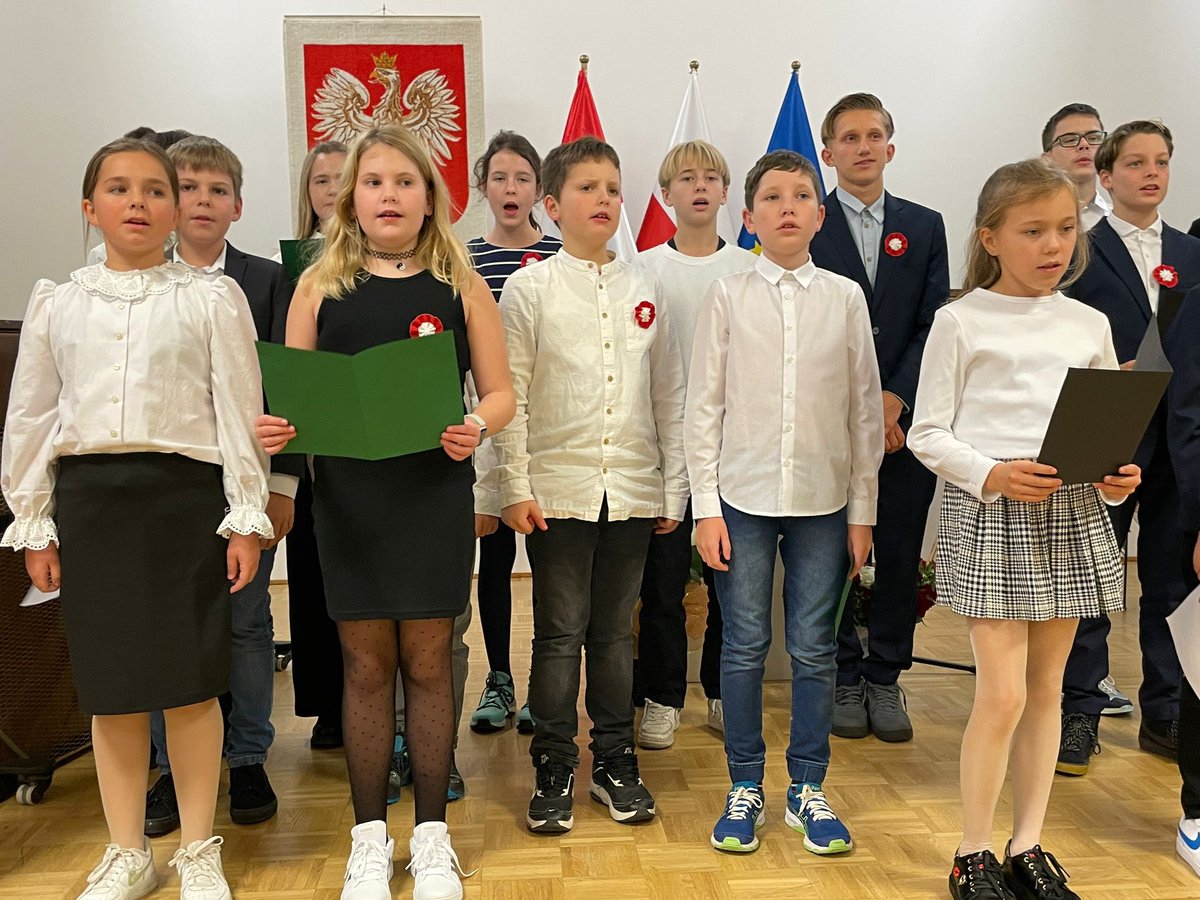 PLinSwitzerland's tweet photo. Ambasador Iwona Kozłowska: Dziękuję Uczniom i Nauczycielom PL Szkoły w Bernie za przygotowanie pięknej niezapomnianej uroczystości Święta Narodowego. Koncert pieśni patriotycznych zachwycił! Brawo!
#polacyŚwiatu #ORPEG https://t.co/fq1qNtgqtF