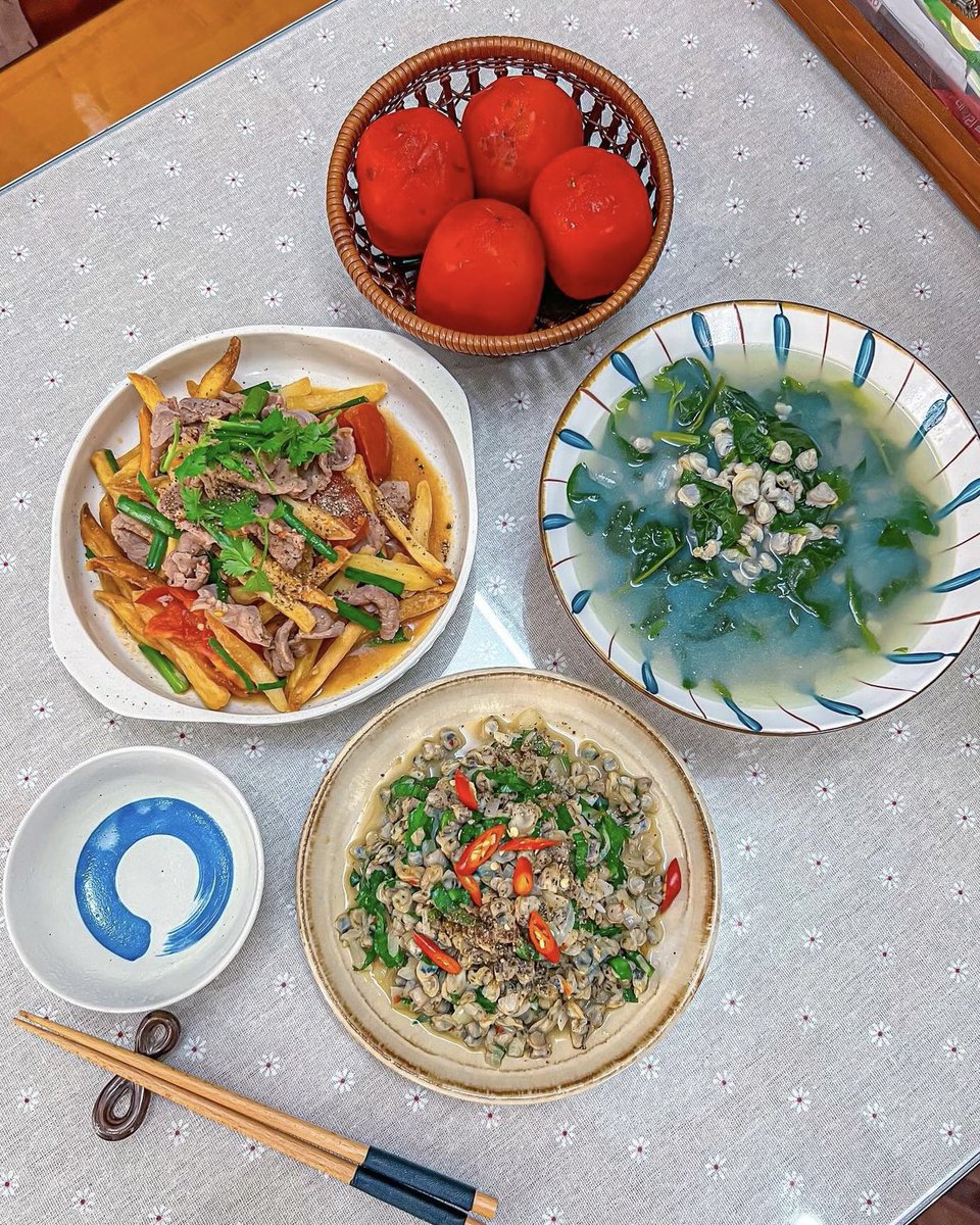 Bab_table1's tweet photo. Cơm nhà 🥰🥰🥰
- Thịt bò xào khoai tây 
- Hến xào
- Canh mồng tơi nấu hến 
#Vietnamesefood #Cooking #Asianfood #Delicous #Monngonmoingay #Amthucvietnam #Mamcomgiadinh #Fl #X #MMO https://t.co/8phBy1vll6