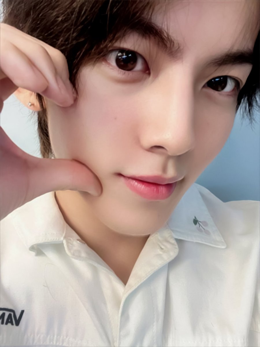 [#현엽] 소다 30분동안 정신없지만 재밌었따!!
저녁 맛있게 먹구 얼른 또 보자요 감기 조심하구~~!
-오늘의 거북이 김현엽- 

#티에이엔 #TAN #hyunyeop
#yeop_hoto #ヒョンヨプ #여비왔TAN