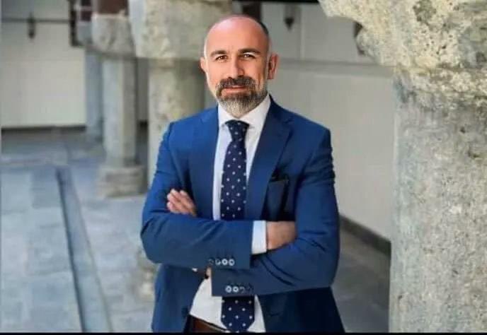delfinyan's tweet photo. Fakülte arkadaşımız,güzel insan Av.Erdal Safalı’nın hayatını kaybettiği haberi ciğerimizi yaktı.Geride kalan tüm yakınlarına,sevenlerine sabırlar diliyorum.Yattığı yer incitmesin… https://t.co/4qGR5qiTV0
