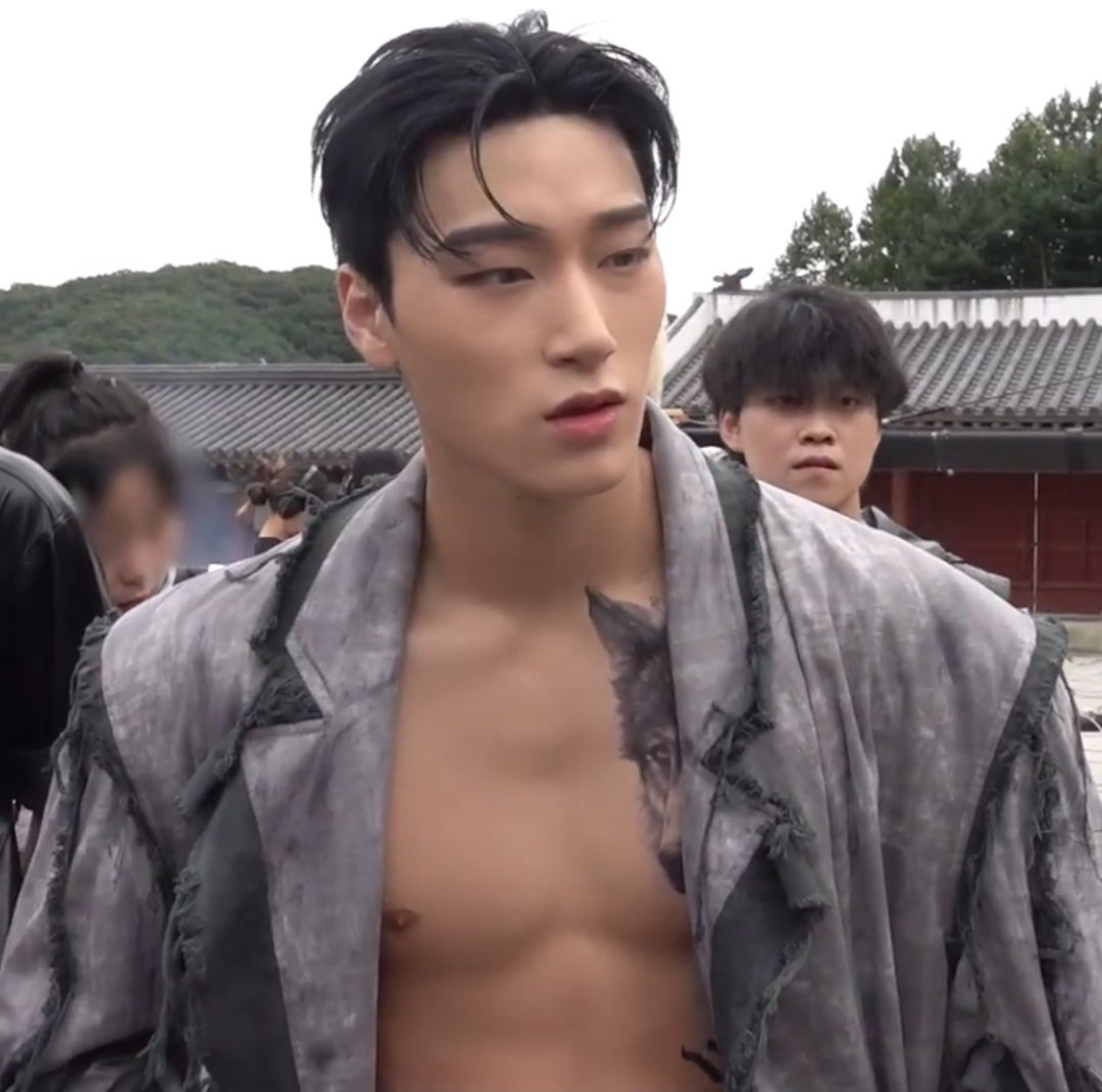 etherealsanie's tweet photo. San's monitoring face and the curve of his waist.. I'm okay. 😵‍💫 https://t.co/EFJ5PHec9v