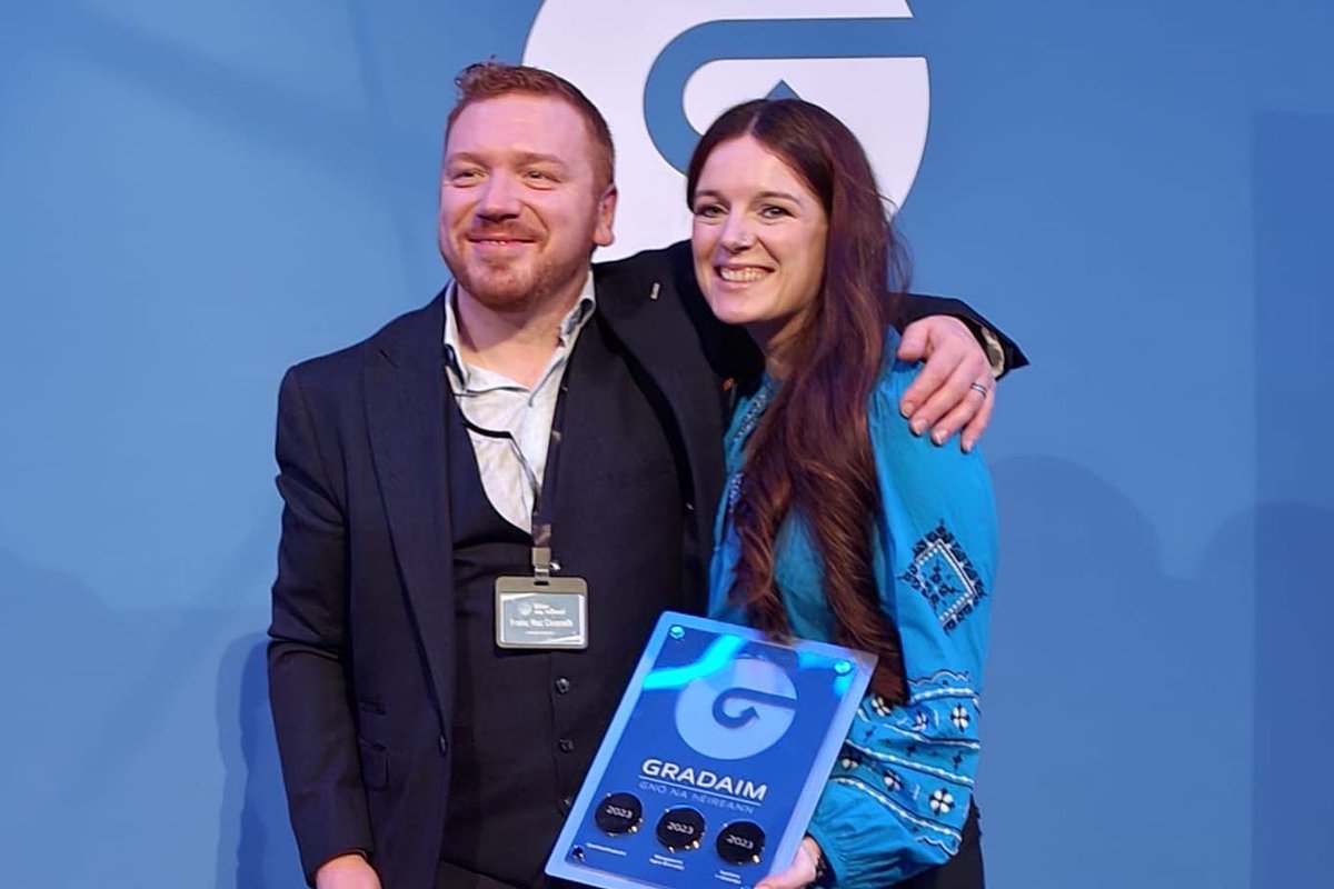 grainneholland's tweet photo. Iontach bródúil agus buíoch gur bhuaigh Corcra Media 3 Bonn óir ag #gradaim23 @GlornanGael inné. Ócáid iontach ag tabhairt aitheantas do gnónna le Gaeilge rud fad na tíre. Comhgairdeas libh uilig! https://t.co/AVNWH2VZBX