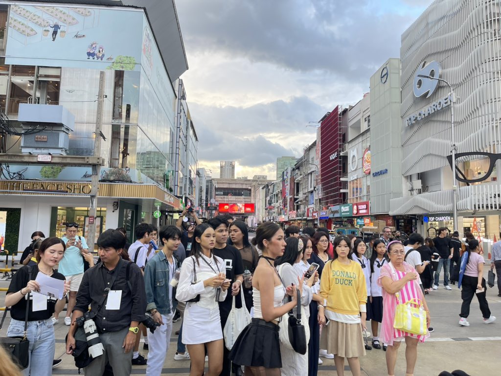 BRIQofficial's tweet photo. บรรยากาศหน้างาน ‘BRIQ D-DAY OPENING EVENT !!’
.
🔥 อย่าลืมมม นัดเทรนด์ 18.00 น. พร้อมกัน! 
 # BRIQ_DDAY 

#BRIQ #DDAY #UnleashTheUnexpected #RSMUSIC https://t.co/cCmEdbyT6Z