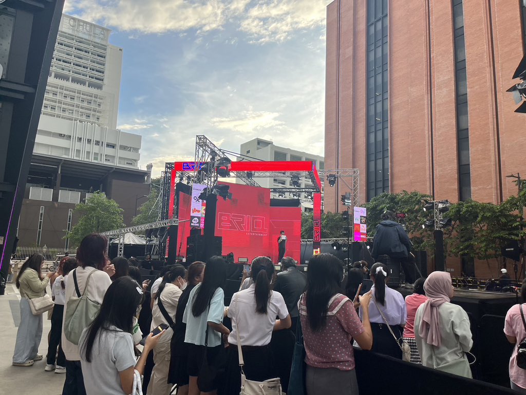 BRIQofficial's tweet photo. บรรยากาศหน้างาน ‘BRIQ D-DAY OPENING EVENT !!’
.
🔥 อย่าลืมมม นัดเทรนด์ 18.00 น. พร้อมกัน! 
 # BRIQ_DDAY 

#BRIQ #DDAY #UnleashTheUnexpected #RSMUSIC https://t.co/cCmEdbyT6Z