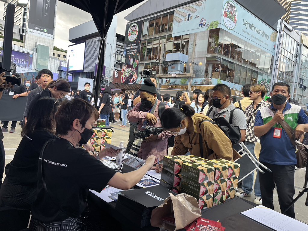 BRIQofficial's tweet photo. บรรยากาศหน้างาน ‘BRIQ D-DAY OPENING EVENT !!’
.
🔥 อย่าลืมมม นัดเทรนด์ 18.00 น. พร้อมกัน! 
 # BRIQ_DDAY 

#BRIQ #DDAY #UnleashTheUnexpected #RSMUSIC https://t.co/cCmEdbyT6Z