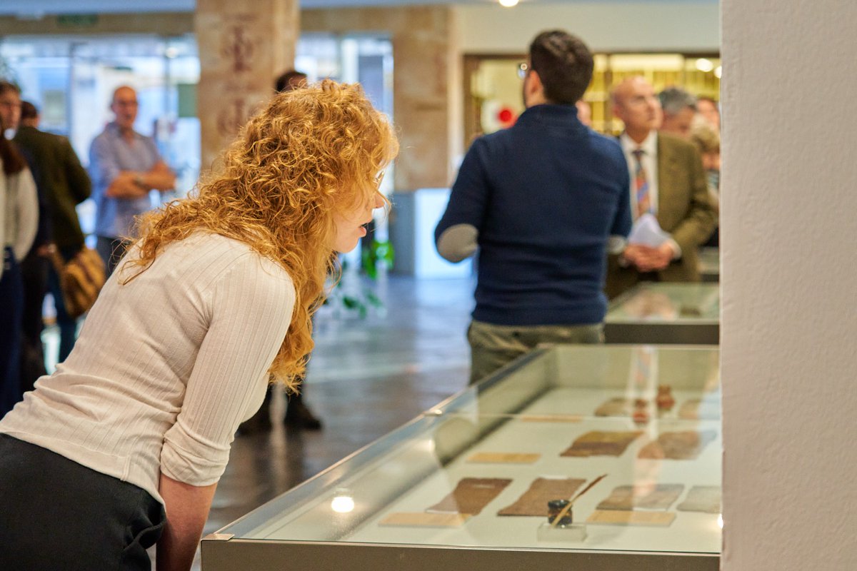 UCCiUSAL's tweet photo. El proyecto ERC People &amp; Writing y la @UCCiUSAL presentan la exposición “Adulterio, robo, siervos y pagos en especie: la vida secreta de la escritura” ✍️📜.

📅 Hasta el 14 de enero de 2024
🕙 De L a V, de 10:00 a 20:00 h
📍 @GeoHistoUsal 
👉 Más info: https://t.co/NRSZur1iA2 https://t.co/q3GcgybDuD