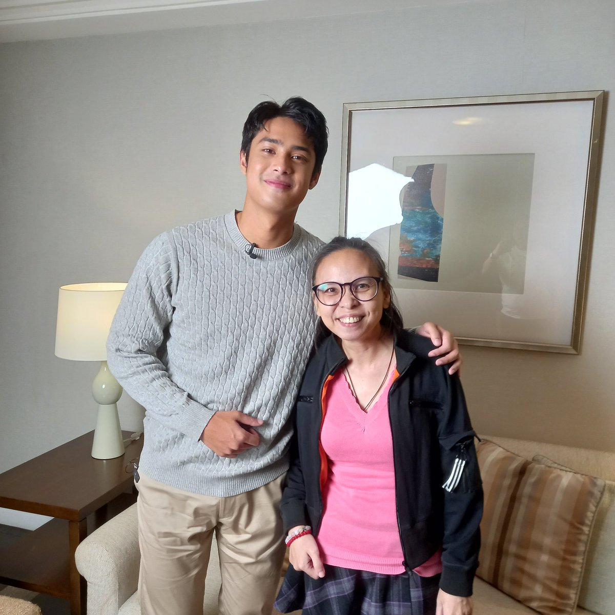 maanpamaran's tweet image. My interview with Donny Pangilinan for Esquire coincided with my birthday! 
At the start of the interview, i told him na kaarawan ko, and i chose to spend it with him. When we wrapped up, kinantahan niya ako ng birthday song! 💖 what a guy.