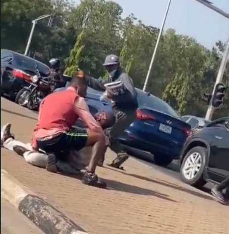 IgboHistoFacts's tweet image. 3 years ago today, Ifeanyi Okereke, a Newspaper vendor was shot dead by Femi Gbajabiamila's security aide in Abuja for no reason. The deceased wife gave birth to a two weeks old child prior to his death. This has been swept under the carpet.

Retweet till Ifeanyi gets Justice! 🙏