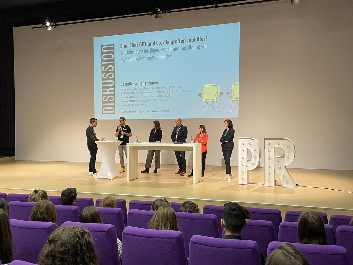 Danke an <a href="/matthiasbiebl/">Matthias Biebl</a> der grade beim <a href="/prreport_de/">PR Report</a> Camp auf die KI-Richtlinie des <a href="/PR_Rat/">DRPR</a> hingewiesen hat,  das seien klare und einfache Regeln, die es möglich machen, gut mit KI umzugehen. Wer mehr wissen möchte drpr-online.de/drpr-richtlini…