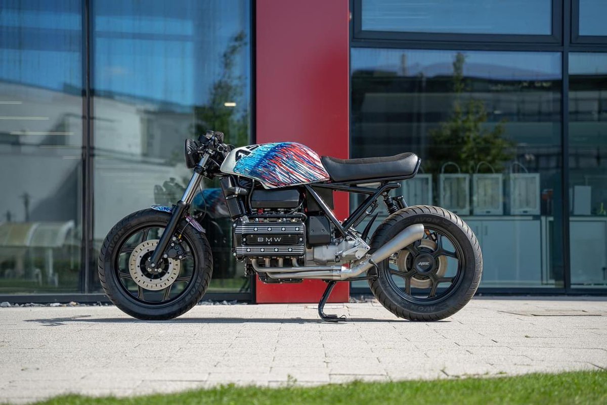 Popbangcolour's tweet photo. On display @motorcyclelive is this custom 1 of 1 BMW K100 collaboration created by @asecustommc with #Paintwithcars @Popbangcolour tank &amp; front fairing 

A resto-mod with a contemporary technologyfollowing a full restoration &amp; finishes with a unique paint job.

📸: jish_tl https://t.co/ZP1zgzPQAl