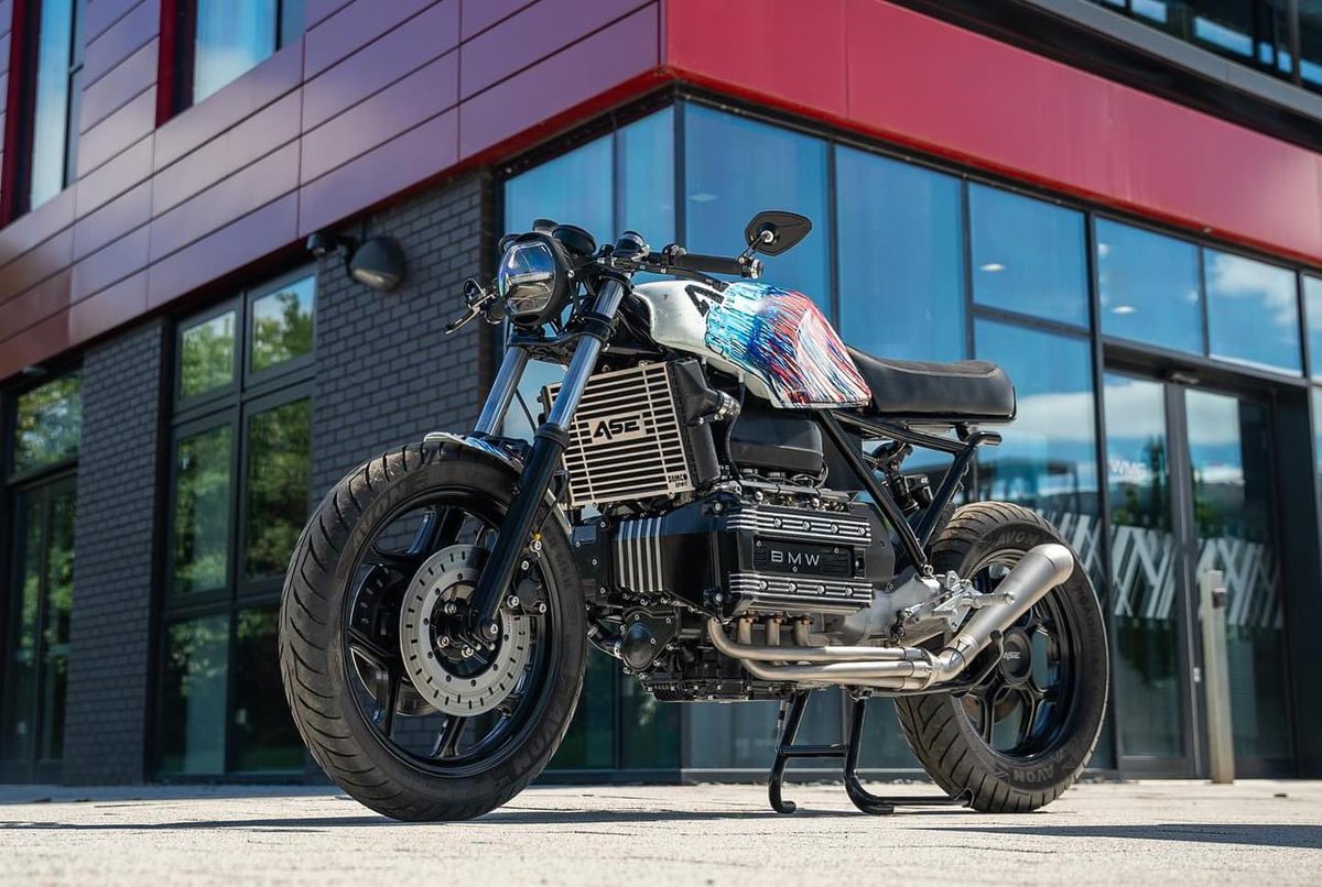 Popbangcolour's tweet photo. On display @motorcyclelive is this custom 1 of 1 BMW K100 collaboration created by @asecustommc with #Paintwithcars @Popbangcolour tank &amp; front fairing 

A resto-mod with a contemporary technologyfollowing a full restoration &amp; finishes with a unique paint job.

📸: jish_tl https://t.co/ZP1zgzPQAl