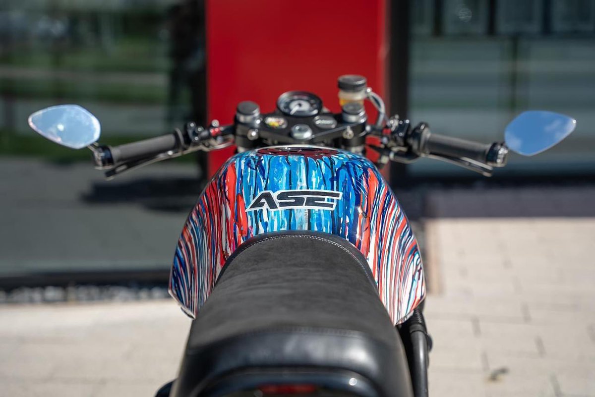 Popbangcolour's tweet photo. On display @motorcyclelive is this custom 1 of 1 BMW K100 collaboration created by @asecustommc with #Paintwithcars @Popbangcolour tank &amp; front fairing 

A resto-mod with a contemporary technologyfollowing a full restoration &amp; finishes with a unique paint job.

📸: jish_tl https://t.co/ZP1zgzPQAl