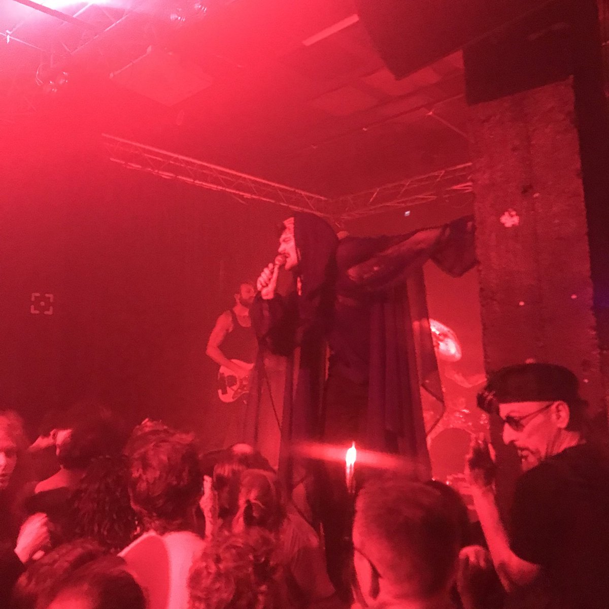 jhannoun's tweet photo. Il n’y avait pas que @photosconcerts / @Looking4_Robert hier soir au concert de @modelactriz au @PointEphemere, il y avait aussi @modelactriz. (Et quelle perf de nouveau, wow!) https://t.co/FNcMVirgN4