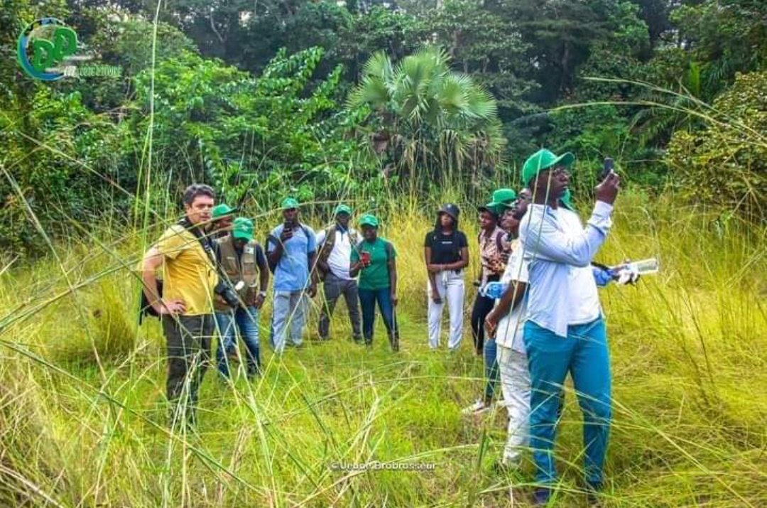 durandoboue's tweet photo. Au cours de la 7e édition de la Journée Universitaire pour le Développement Durable (#JUDD7), les participants ont été initié à déterminer la hauteur d'un arbre par la technique de la croix du Bûcheron.
@AfDB_Group @mithika_mwenda @mithika_mwenda @SebastienBarot @Summer_School1 https://t.co/LUmFmbD0KZ