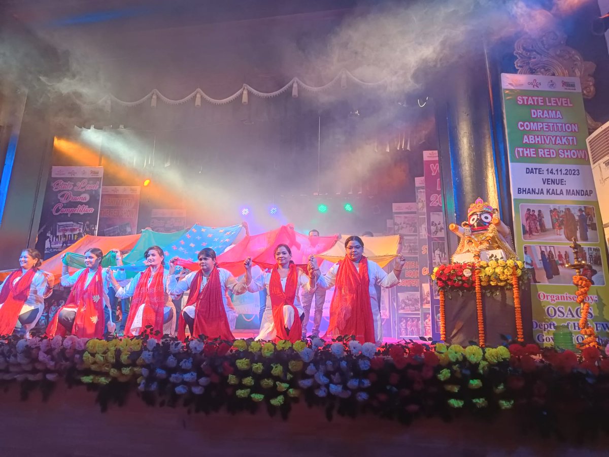 odishasacs's tweet photo. Unveiling the power of unity in the fight against HIV! OSACS staff delivered an impactful presentation, 'Haath se Haath Milao, HIV ko Dur Bhagao,' at the State Level Drama Competition, Bhanjakala Mandap onon 14.11.2023. #HIVAwareness #UnityInHealth #DramaForChange" #odishasacs https://t.co/DvILDl3hDc