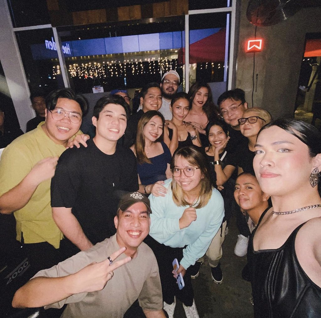 OfficialKBB's tweet photo. A Very Good Team 🫶🏻

From #AVeryGoodGirl Thanksgiving Party last night! 🥳 #KathrynBernardo https://t.co/jbkRMyuAWN