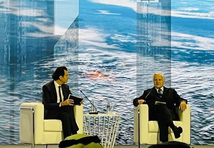 It was a pleasure moderating an insightful conversation on the state of the global economy with former President of the @ecb Jean-Claude Trichet at the Dubai Business Forum. Thanks to @DubaiChambers for having me.