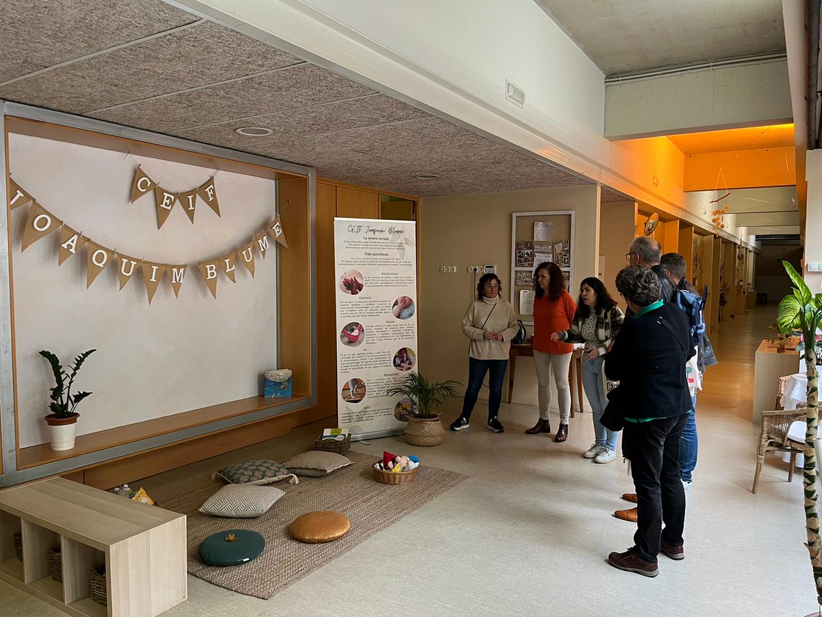 SbdEsportEduca's tweet photo. ▶️Ahir un grup de professionals de l’educació d’Alemanya van visitar les escoles bressol #CEIFJoaquimBlume i #CEIFAndreuCastells
🔷Van conèixer les instal·lacions i el seu projecte educatiu #ebmsabadell #Educació https://t.co/BbRlMIjSGl