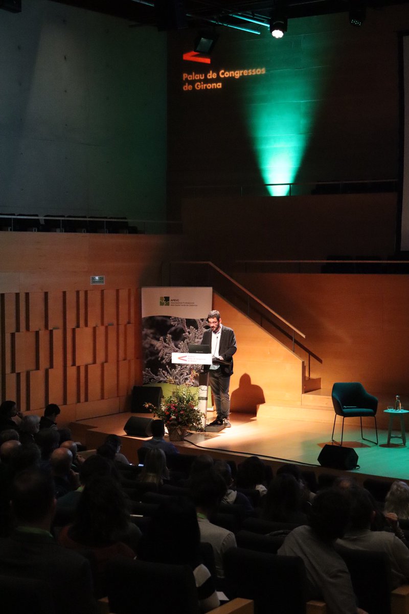 palco_gi's tweet photo. Comencem l’acte amb la inauguració i presentació del #congresAPEVC a la Sala Cambra del #PalaudeCongressos https://t.co/MeKxmkF0z3