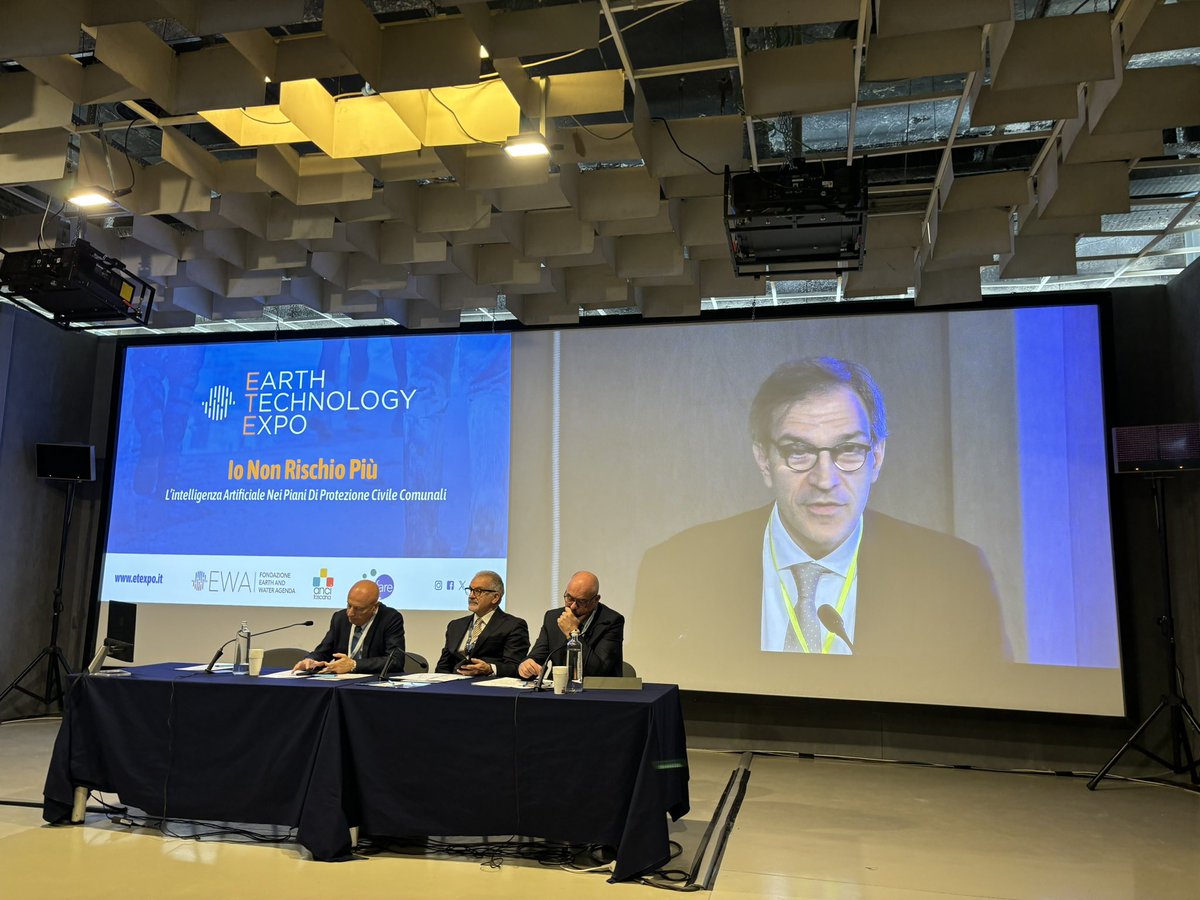 expo_technology's tweet photo. 🗣️”L’intelligenza artificiale è un algoritmo che sa capire cosa mi occorre e può rendere i piani di protezione civile più fruibile al cittadino che va formato e informato! 
@Leonardo_live mette a disposizione tecnologia ed esperienza nell’istruzione degli algoritmi"
#Fabiani https://t.co/jjdij3o2UO
