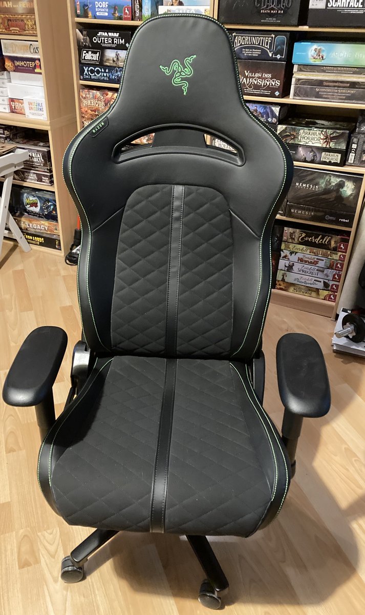 Hat jemand in #Berlin Interesse an einem »Razer Enki X«-#Gamingstuhl, wenig benutzt, zum fairen Preis?
