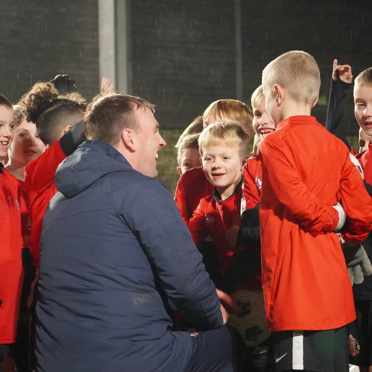 AcademyOfLight's tweet photo. 💫 A great experience for our Under-7/8s as first-team coach, Mike Dodds, popped over to run their latest session. 

The Lads had a great time learning new skills and hearing all the senior squad stories 🙌

🤝 Great to see you, Doddsy!

#SAFC https://t.co/7g79bvbQDU