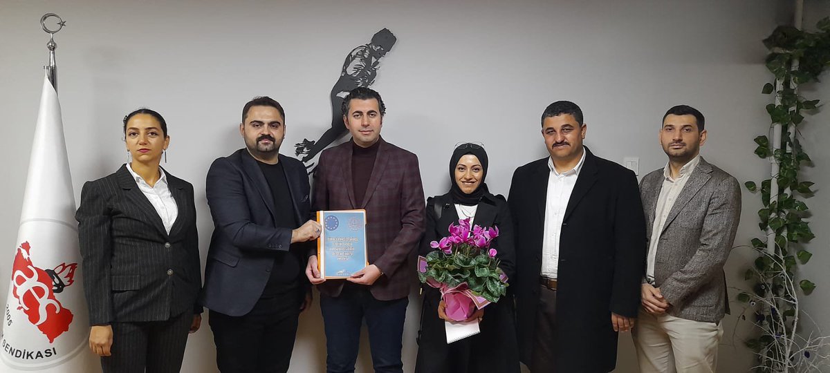alper_ogretici's tweet photo. PIKTES ÖĞRETMENLERİNDEN ZİYARET

PIKTES kapsamında görev yapan meslektaşlarımız sendikamızı ziyaret etti. KPSS ve mülakat sonrası göreve başlayan meslektaşlarımız aynı öğretmenler odasında farklı haklara sahip. Bu ayrımcılık ortadan kaldırılsın, proje kapsamındaki öğretmenlerimiz hak ettiği kadroya kavuşturulsun. @tcmeb @Yusuf__Tekin