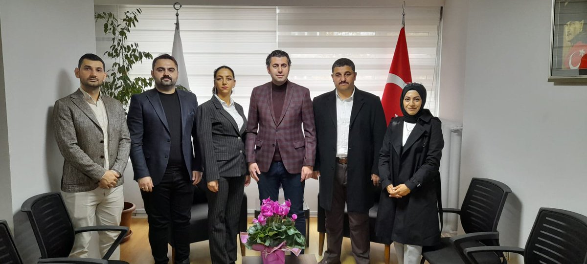 alper_ogretici's tweet photo. PIKTES ÖĞRETMENLERİNDEN ZİYARET

PIKTES kapsamında görev yapan meslektaşlarımız sendikamızı ziyaret etti. KPSS ve mülakat sonrası göreve başlayan meslektaşlarımız aynı öğretmenler odasında farklı haklara sahip. Bu ayrımcılık ortadan kaldırılsın, proje kapsamındaki öğretmenlerimiz hak ettiği kadroya kavuşturulsun. @tcmeb @Yusuf__Tekin