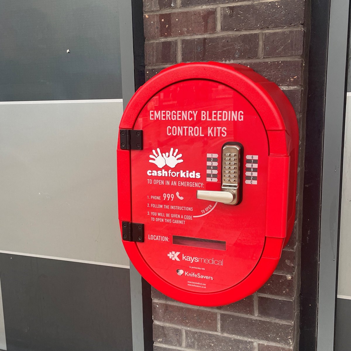 LancsVRN's tweet photo. We've installed lifesaving equipment which can be used in case of serious injuries in Burnley town centre. ⬇️
https://t.co/2iLQVTWyUm
#OpSceptre #OperationSceptre
@cashforkidsLANC @cashforkids @knowknifecrime https://t.co/lQV2SvNGm0