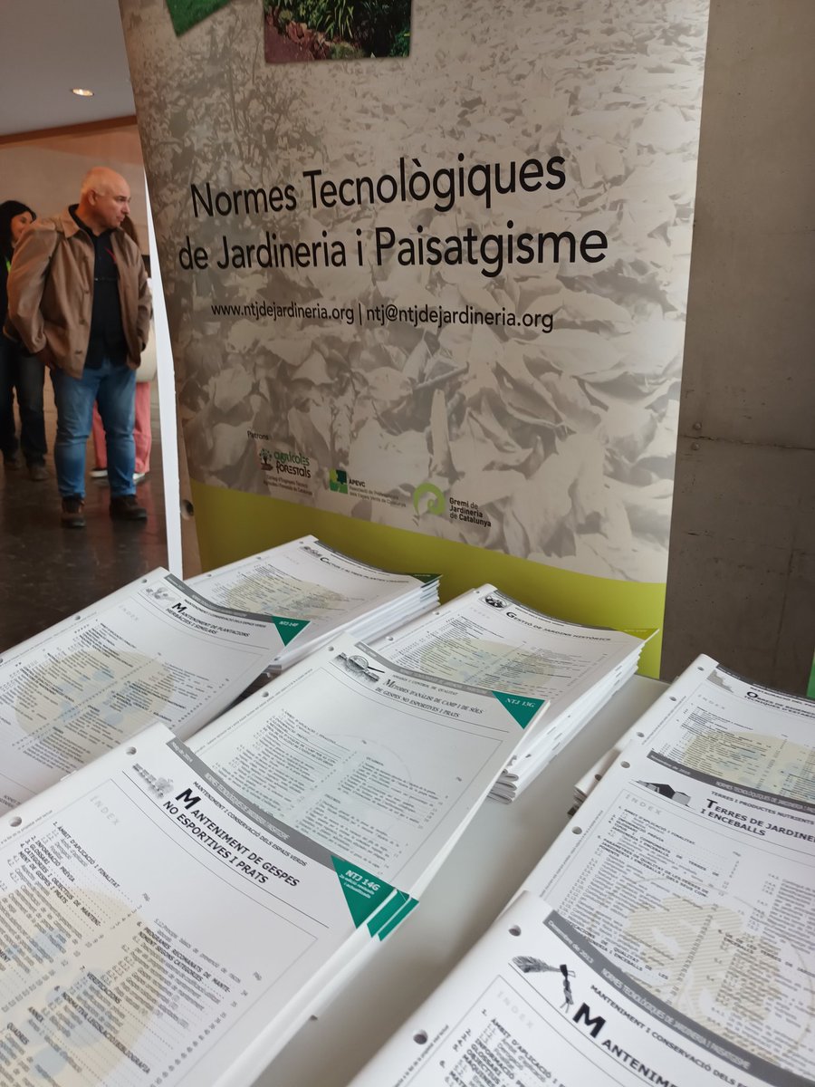 apevcat's tweet photo. Pausa café☕️. Aprofitem per visitar els expositors, consultar les #NTJ, veure la oferta formativa i fer xarxa 🙂👍🏼 #congresAPEVC #elboscurba #congres #jardineria #paisatgisme #infraestructuraverda #verdurba #arboricultura #girona https://t.co/R7dPhSD2IJ