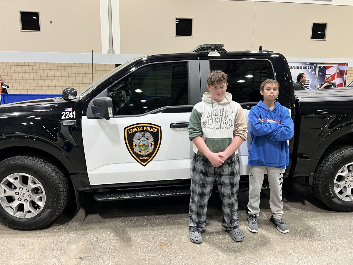 SMSDBLUEEAGLE's tweet photo. Blue Eagle Academy recruits explored law enforcement and EMS displays on the expo hall during this week's Public Service Career Expo. https://t.co/5fzLxhsyiB