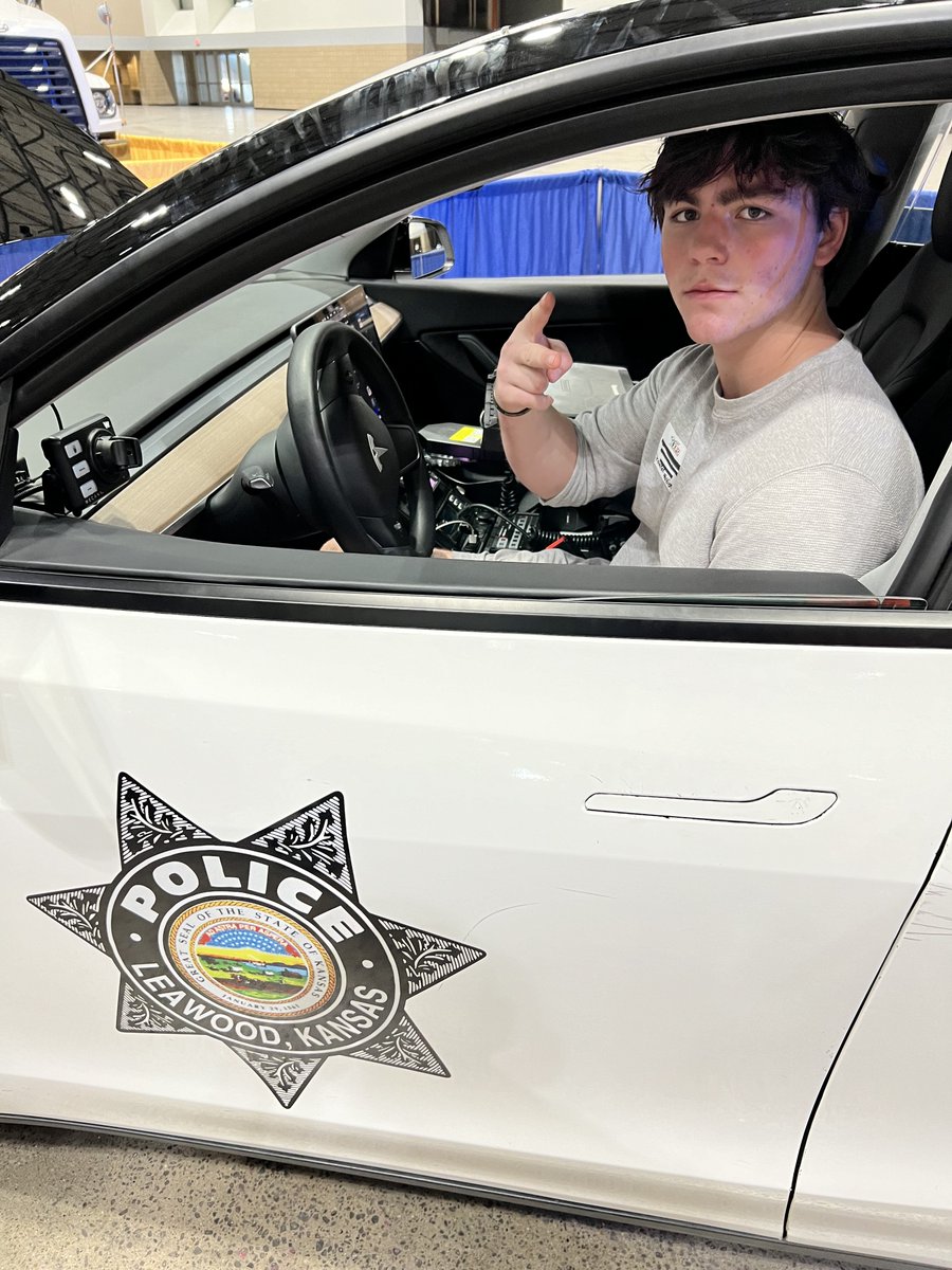 SMSDBLUEEAGLE's tweet photo. Blue Eagle Academy recruits explored law enforcement and EMS displays on the expo hall during this week's Public Service Career Expo. https://t.co/5fzLxhsyiB