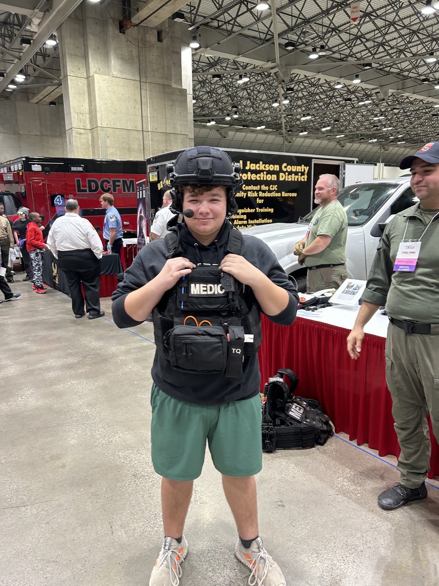 SMSDBLUEEAGLE's tweet photo. Blue Eagle Academy recruits explored law enforcement and EMS displays on the expo hall during this week's Public Service Career Expo. https://t.co/5fzLxhsyiB