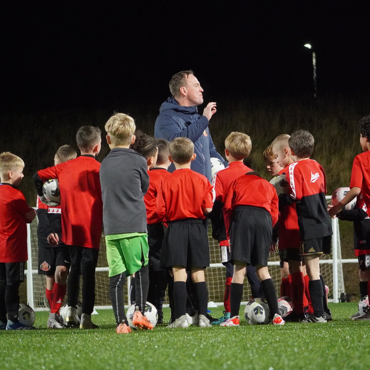 AcademyOfLight's tweet photo. 💫 A great experience for our Under-7/8s as first-team coach, Mike Dodds, popped over to run their latest session. 

The Lads had a great time learning new skills and hearing all the senior squad stories 🙌

🤝 Great to see you, Doddsy!

#SAFC https://t.co/7g79bvbQDU