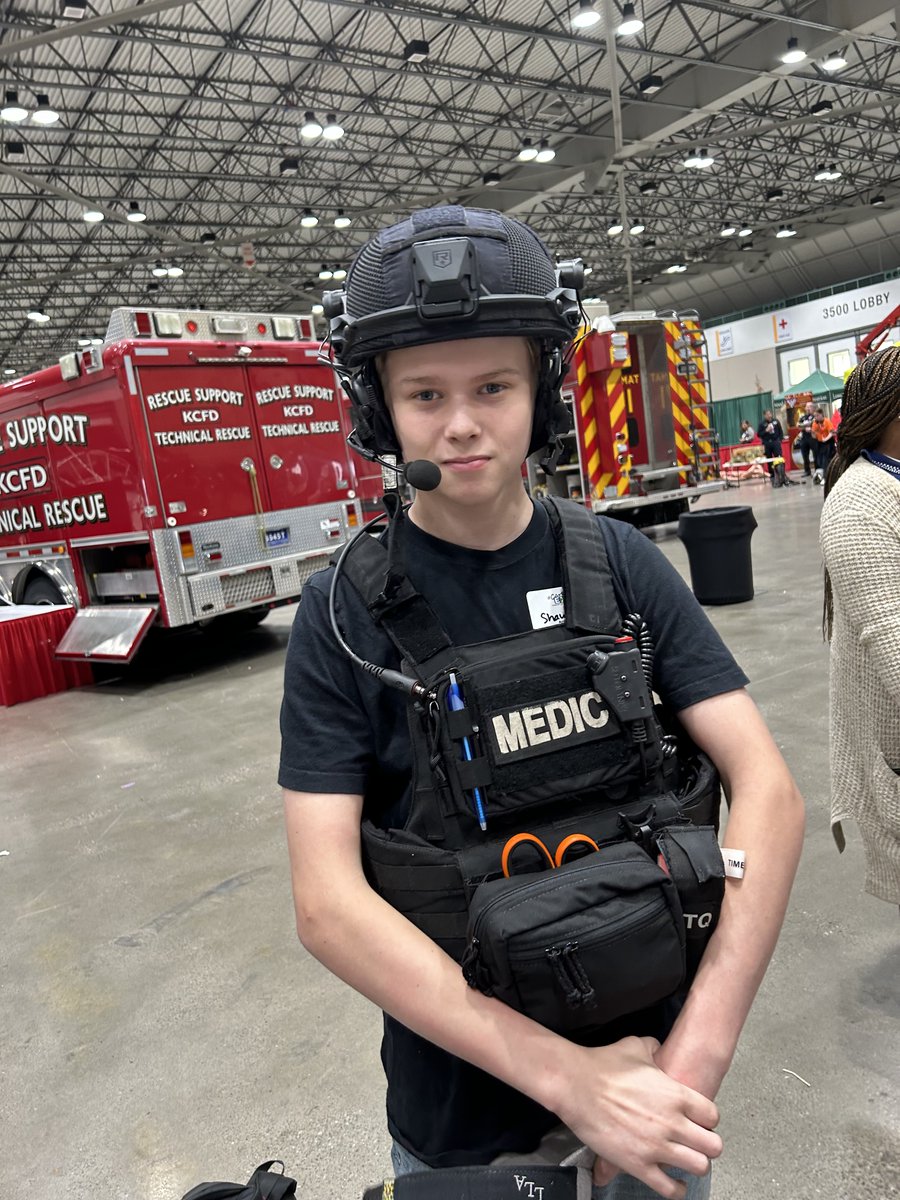 SMSDBLUEEAGLE's tweet photo. Blue Eagle Academy recruits explored law enforcement and EMS displays on the expo hall during this week's Public Service Career Expo. https://t.co/5fzLxhsyiB