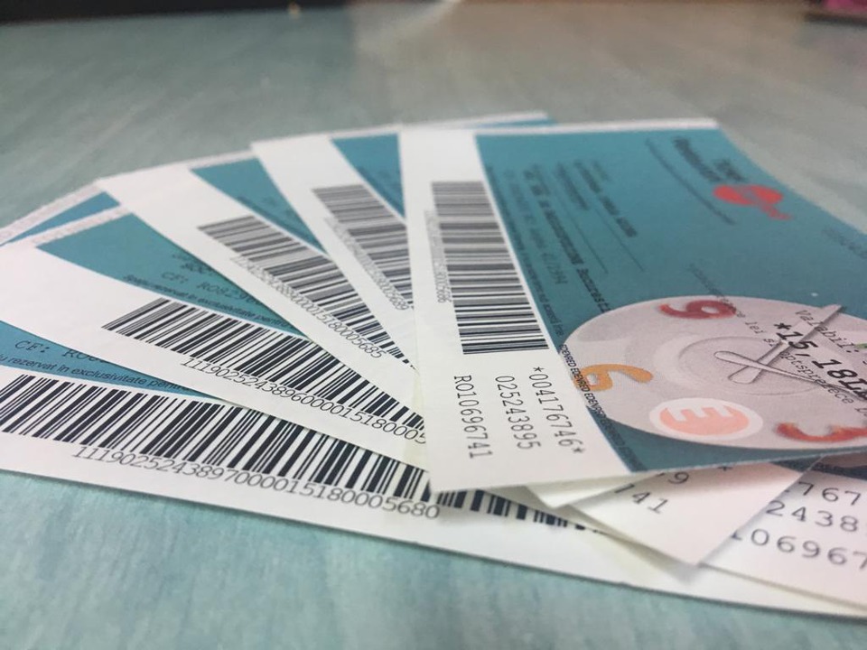 RRInternational's tweet image. Memorandumul prevede exceptarea celor trei companii #CFR, Infrastructură Călători şi Marfă, și companiei #Metrorex de la prevederile legii pentru reducerea cheltuielilor bugetare. (2/2)