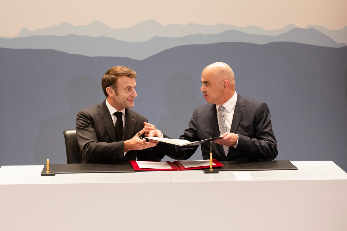 SBFI_CH's tweet photo. Les présidents 🇨🇭 @alain_berset et 🇫🇷 @EmmanuelMacron ont signé hier une déclaration commune concernant la recherche sur la cryosphère et les zones alpines, renforçant ainsi la coopération bilatérale pour mieux comprendre et protéger ces environnements essentiel ❄️🗻 https://t.co/Mmkzfsb4aP