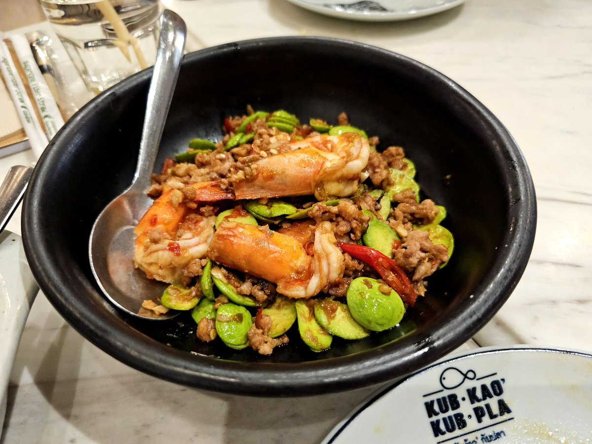 twoajumma's tweet photo. วันนี้แวะมาอีกแล้วค่ะร้านกับข้าวกับปลา อาหารไทยต้องยกให้ร้านนี้ต้มยำกุ้งมะพร้าวอ่อนคือที่สุด ปลาหมึกผัดไข่เค็มก็อร่อย ยำแหนมรสชาตินัวกลมกล่อมต้องสั่ง กุ้งผัดสะตอก็สุดจัด สรุปคือมาบ่อยกับข้าวอร่อย สาขาเซนทรัลเอมบาสซี @aroii #อร่อยบอกต่อ #สองอาจุมม่าบ้าของกิน https://t.co/N0Sur77q8e