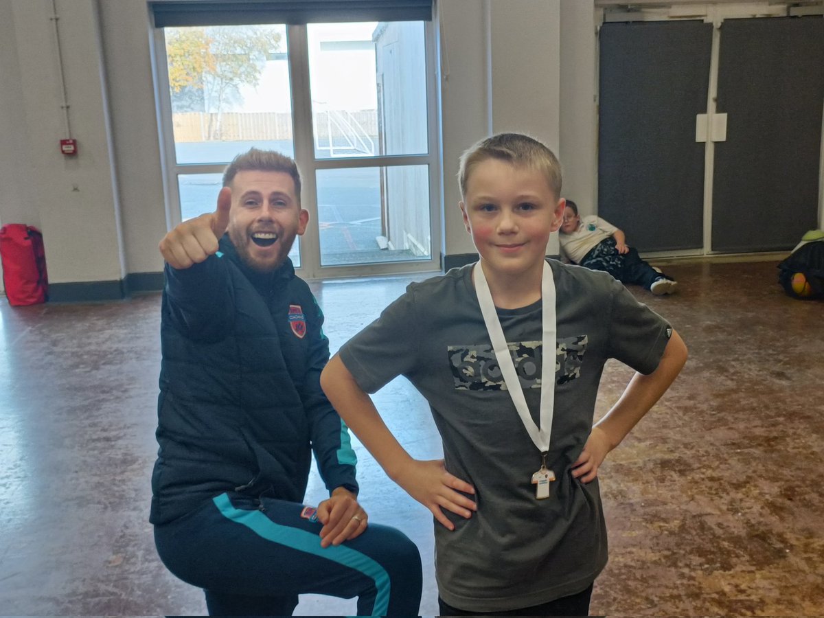 llwynyreos's tweet photo. Ardderchog Blwyddyn 6! Chi gyd yn ⭐ ymarfer corff. You're all PE stars! Diolch @BmoCoaching  #weliketomoveitmoveit https://t.co/06yyQ3MiMj