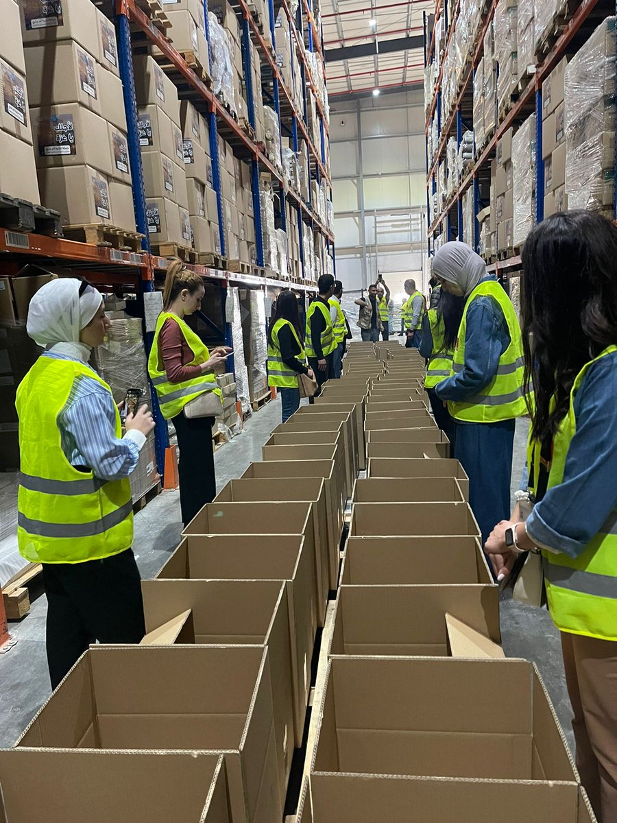 HaddadEnas's tweet photo. مستمرين نكون جزء من الجهود الوطنية لدعم اهلنا في غزة،اليوم عم بنشارك في التطوع مع تكية أم علي لتعبئة وتغليف الطرود بالتعاون مع الهيئه الخيرية الأردنية الهاشمية وتكية أم علي وهذا جزء من مشاركة أورنج  في الجهود الإنسانية لدعم أهلنا في غزة
#حملة_لأجلك_يا_غزة 
@orangeJo https://t.co/H2ySy6arjb