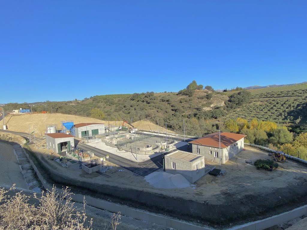 FJavierAnet's tweet photo. 🏗️💦 LA DEPURADORA DE ARRIATE CADA VEZ MÁS CERCA DE SER UNA REALIDAD 💦🏗️

🚚 En estos últimos días se está procediendo a asfaltar los viales de la depuradora de Arriate, así como las calles donde transcurren los colectores. 

❣️ Seguimos trabajando… https://t.co/tiWYk3vaa3