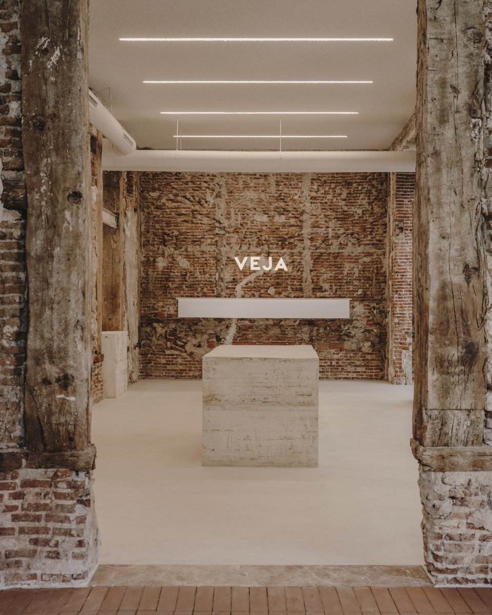 ibit.ly/k5Nha
Designed by Plantea Studio, the new retail shoe store for Veja Madrid greets you with its raw essence–stripped cladding, brick walls, granite façade and pine columns. @vejaproject #brickarchitecture #retaildesign #immersiveexperience #arquitecturaespañola