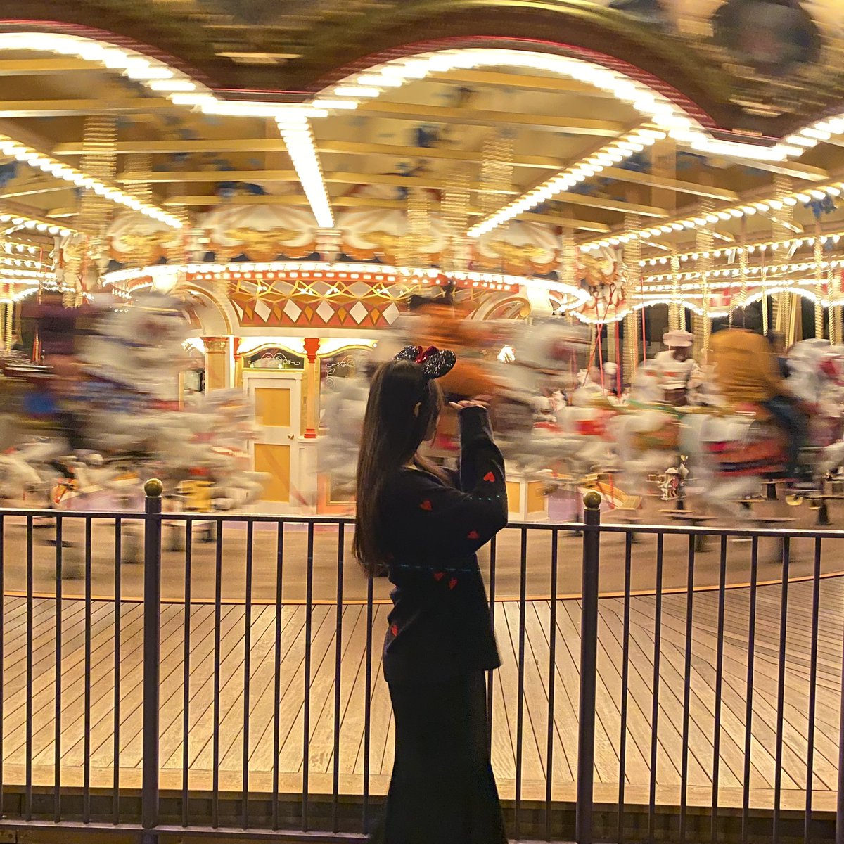 週末クリスマスディズニーしてきた🎄♥️
爆速メリーゴーランドになってる写真