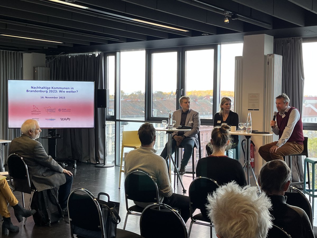 Nachhaltige Kommunen in #Brandenburg: Wie weiter? Heute hat die Nachhaltigkeitsplattform Brandenburg zur Diskussion u.a. über Wasserversorgung, Wärmeplanung &amp; Partizipation eingeladen. Jetzt: Fishbowl mit VertreterInnen aus #Storkow &amp; #Kleinmachnow plattform-bb.de/event/nachhalt…