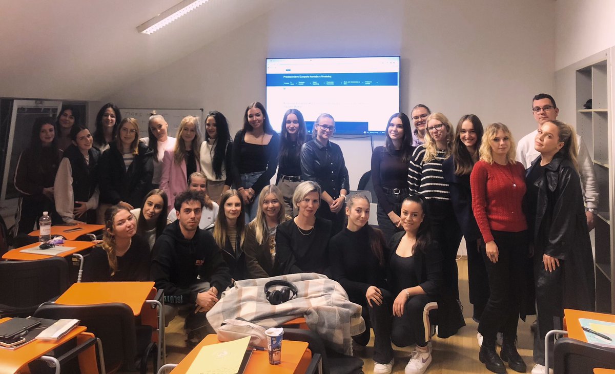 💶Ulazak u Eurozonu
🧳Schengensko područje
🌟Predsjedanje Vijećem
🎨Rijeka prijestolnica kulture
🌉EU fondovi
🤝Povjerenje 👥

Samo su neki od uspjeha 🇭🇷!🇪🇺

V.d. voditeljice, <a href="/AndreaCovic/">Andrea Covic Vidovic</a> sinoć je održala predavanje “Komunicirati Europu - u 🇭🇷” 🧑🏻‍🎓 komunikacija i medija <a href="/HrUnist/">University of Split</a>.