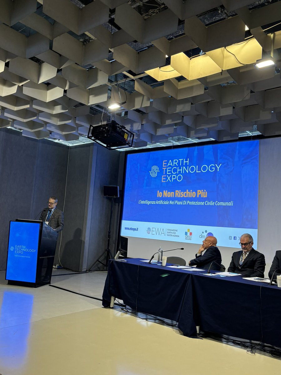 expo_technology's tweet photo. 🗣️"L’intelligenza artificiale non è intelligente, preferisco definirla 💡intelligenza aumentata perché 
le macchine ci permettono di estendere alcune nostre facoltà"
@robertobasso @INWIT_Official 
#iononrischio #ete2023 https://t.co/JWPsRupa0K